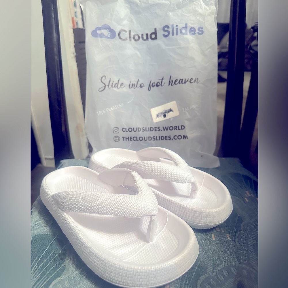 Cloud Slides White Flip Flops women’s 40-41 8.5 to 9.5